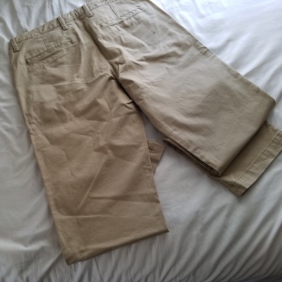 GAP mens size 32x32 NWT Relaxed Fit Khakis - Picture 2 of 3